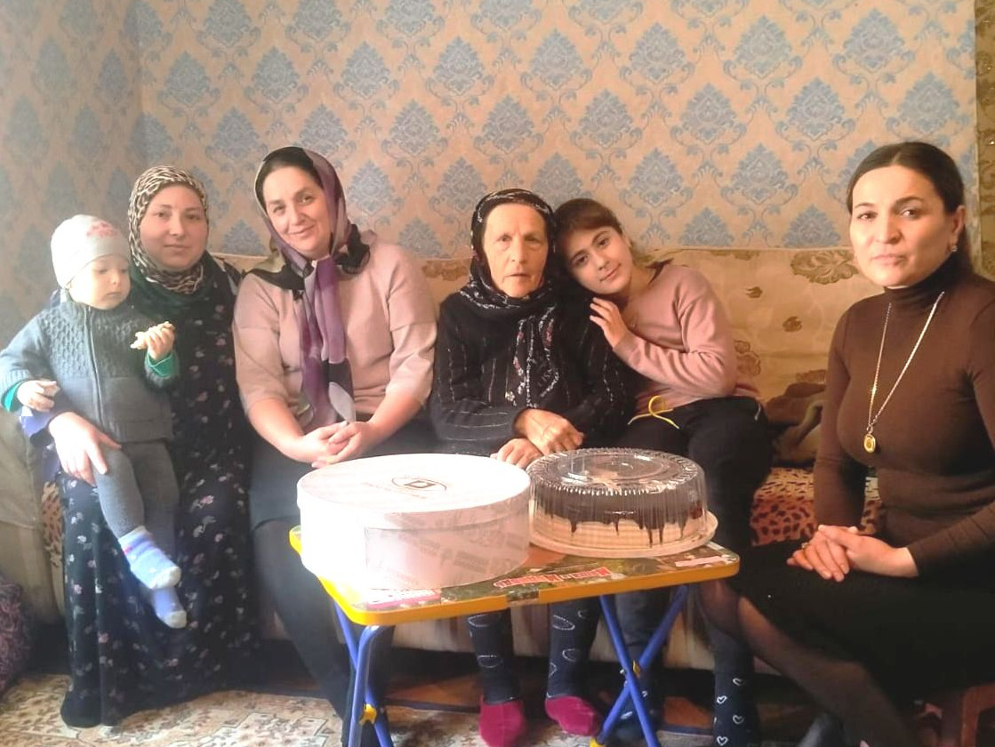 Специалисты отделения по работе с детьми и семьями с детьми Комплексного центра Дахадаевского района посетили семью участника СВО